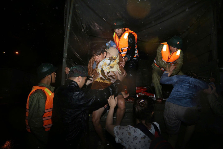 Lực lượng cứu hộ ứng cứu người dân trong đêm.