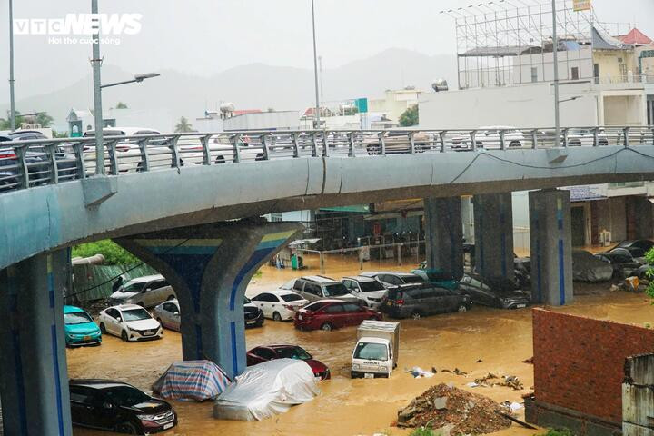 Mưa lớn trong suốt từ đêm qua đến sáng 20/11 khiến nhiều tuyến đường ở phường Tây Nha Trang, phường Bắc Nha Trang (tỉnh Khánh Hòa) tiếp tục ngập sâu.