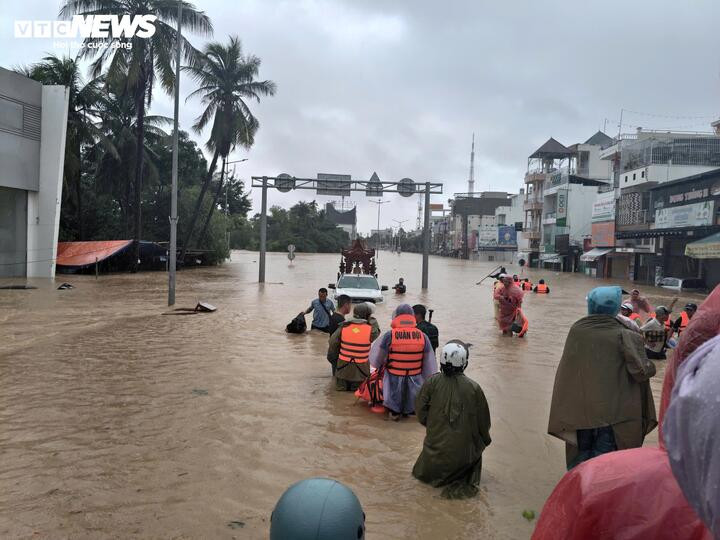 Ngay trong đêm, lãnh đạo tỉnh Khánh Hòa từ Bí thư Tỉnh ủy, Phó bí thư thường trực đến Chủ tịch, các Phó chủ tịch UBND tỉnh đã có mặt tại các điểm xung yếu chỉ đạo công tác ứng phó cứu nạn, cứu hộ.