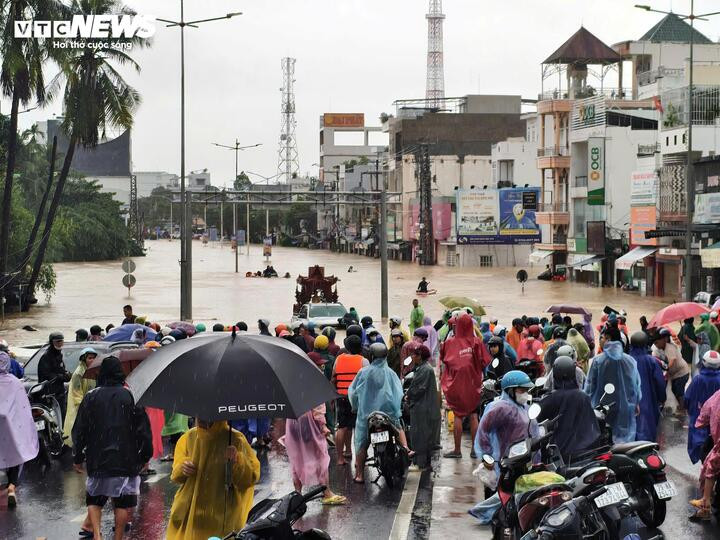 Giao thông tại các khu vực thấp trũng bị chia cắt do lũ sông Cái Phan Rang lên nhanh.