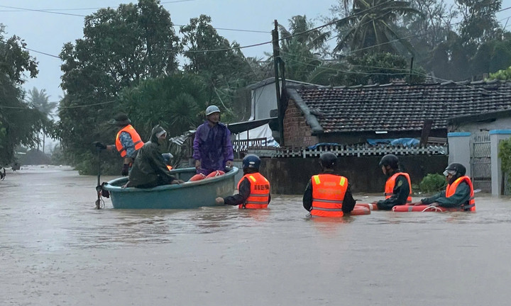 Lực lượng chức năng tỉnh Đắk Lắk hỗ trợ người dân di dời.