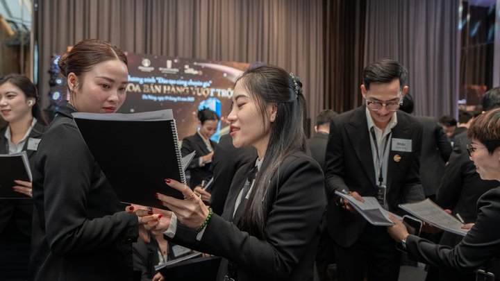 Đội ngũ kinh doanh dự án M Landmark Residences Đà Nẵng hào hứng trao đổi các bài học thực tiễn.