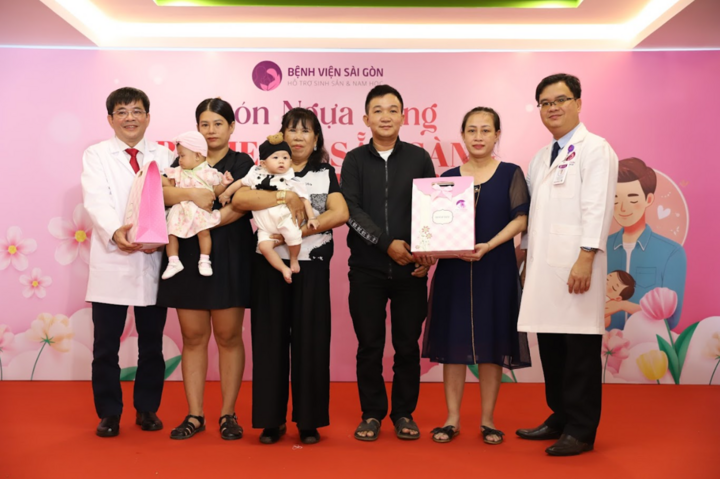 Các gia đình hiếm muộn thành công có con hạnh phúc khi tham dự sự kiện của bệnh viện.