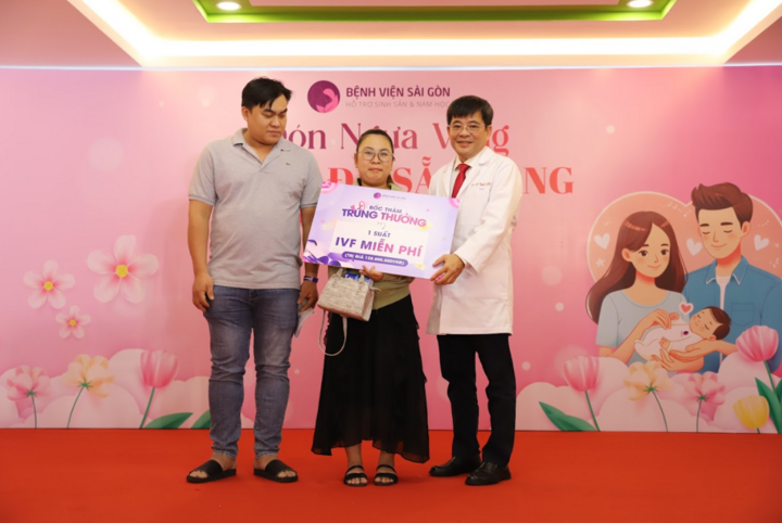 BSCKII Lý Thái Lộc - Cố vấn Chuyên môn Cấp cao bệnh viện - trao giải thưởng IVF miễn phí cho gia đình may mắn.