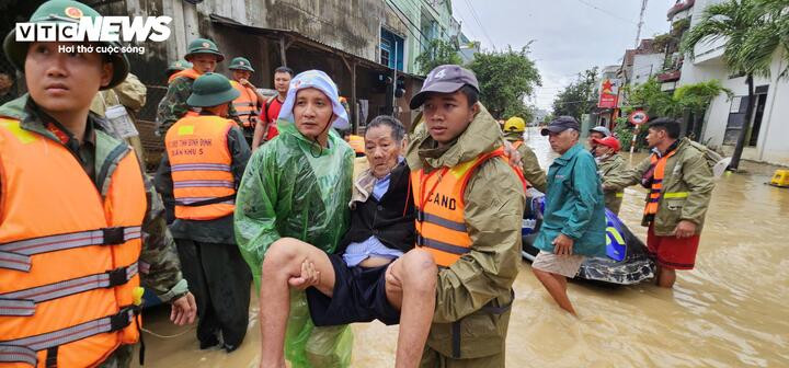 Theo Công an tỉnh Gia Lai, đến thời điểm hiện tại, đơn vị đã phối hợp với cấp ủy, chính quyền các xã di dời 2.850 hộ dân với 10.529 người đến nơi trú tránh an toàn, cứu nạn cứu hộ 766 người dân thoát vùng ngập nước sâu.