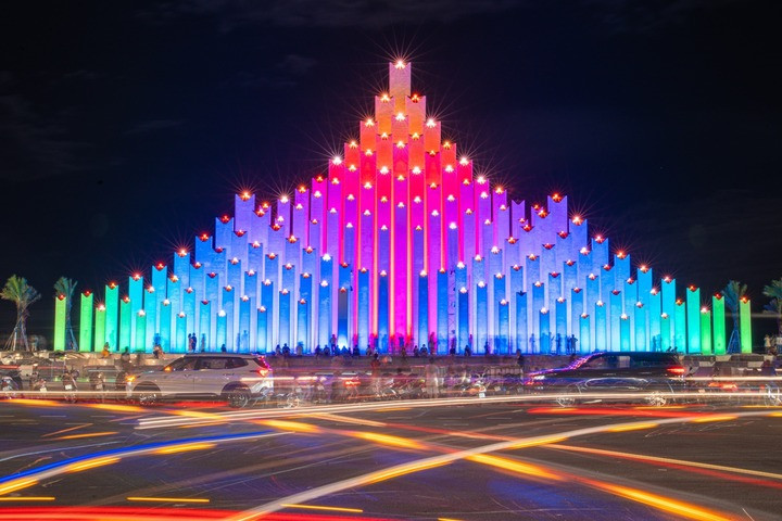 's Avonds schittert het Tam Thang-plein.