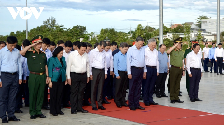Tổng Bí thư Tô Lâm và các thành viên đoàn công tác Trung ương dành phút mặc niệm, bày tỏ lòng thành kính và biết ơn vô hạn đối với Chủ tịch Hồ Chí Minh.