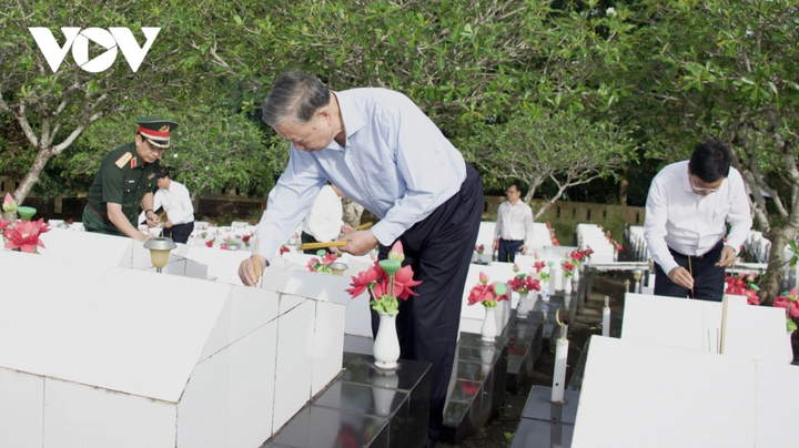 Tổng Bí thư Tô Lâm thắp hương tại Đền thờ liệt sĩ đặc khu Phú Quốc và Nghĩa trang Liệt sĩ đặc khu Phú Quốc.