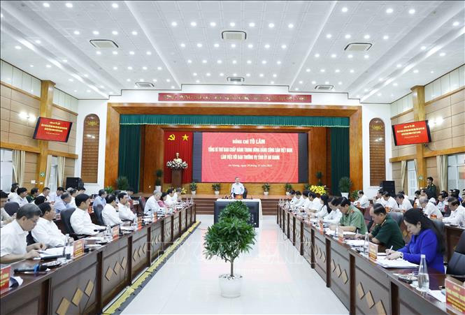 Tổng Bí thư chỉ rõ, An Giang tập trung phát triển mạnh kinh tế biển, du lịch và dịch vụ hiện đại, đổi mới sáng tạo, lấy đặc khu Phú Quốc làm cực tăng trưởng đột phá. (Ảnh: TTXVN)