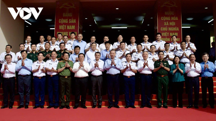 Tổng Bí thư cùng đoàn đại biểu chụp ảnh chung với cán bộ, chiến sỹ Vùng Cảnh sát biển 4.