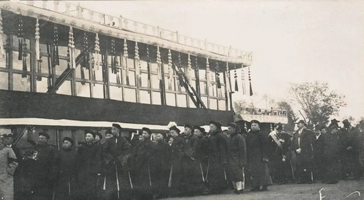 Linh cữu của bà được rước từ Tử Cấm Thành đến Thanh Đông Lăng. (Ảnh: Sohu)