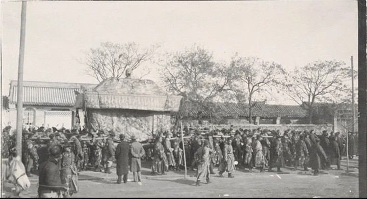 Dọc các tuyến đường, quan quân sắp hàng ngay ngắn, trống nhạc vang lên liên hồi. (Ảnh: Sohu)