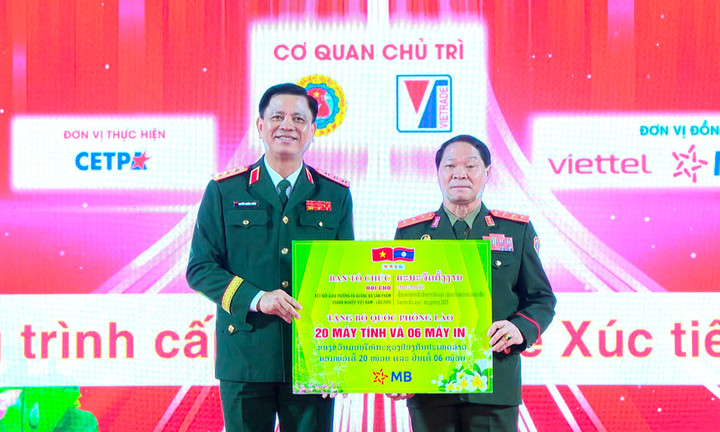 Thượng tướng Nguyễn Trường Thắng, Thứ trưởng Bộ Quốc phòng Việt Nam trao tặng quà cho Bộ Quốc phòng Lào nhân dịp hội chợ.