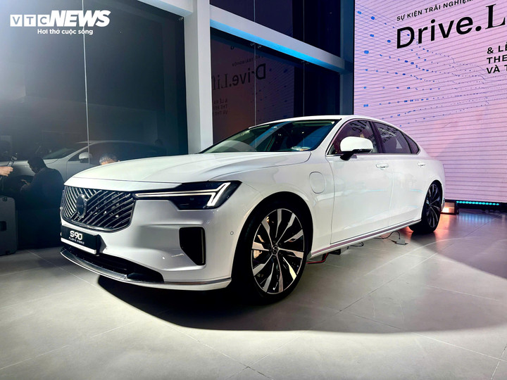 Đèn chiếu sáng đặc trưng dạng "búa Thor" được thiết kế mảnh hơn, tích hợp công nghệ Matrix LED và đèn thích ứng để tối ưu tầm nhìn. (Ảnh: Mạnh Hùng)