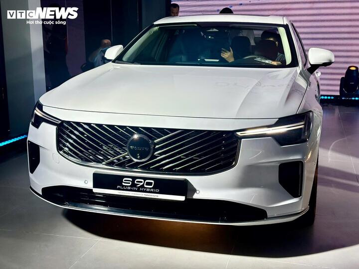 Ở chế độ thuần điện Pure, xe có thể di chuyển tối đa lên đến 98 km, phù hợp cho các nhu cầu di chuyển ngắn hàng ngày. (Ảnh: Mạnh Hùng)