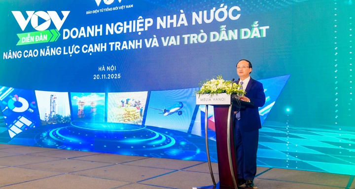 VOV 사장 도 티엔 시가 경제 포럼에서 국유기업의 경쟁력 강화와 선도적 역할에 관해 연설하고 있습니다.