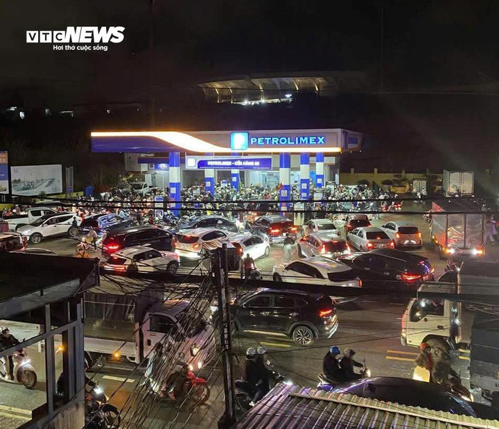 Trực tiếp: Nguy cấp, mưa vẫn rơi, nước vẫn dâng không ngừng, nhiều nơi không còn thấy mái nhà - 15