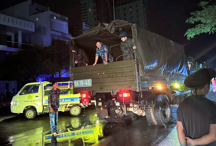 Phương tiện, trang bị của lực lượng quân đội Đắk Lắk cũng đã tập kết, sẵn sàng ứng cứu người dân trong đêm.