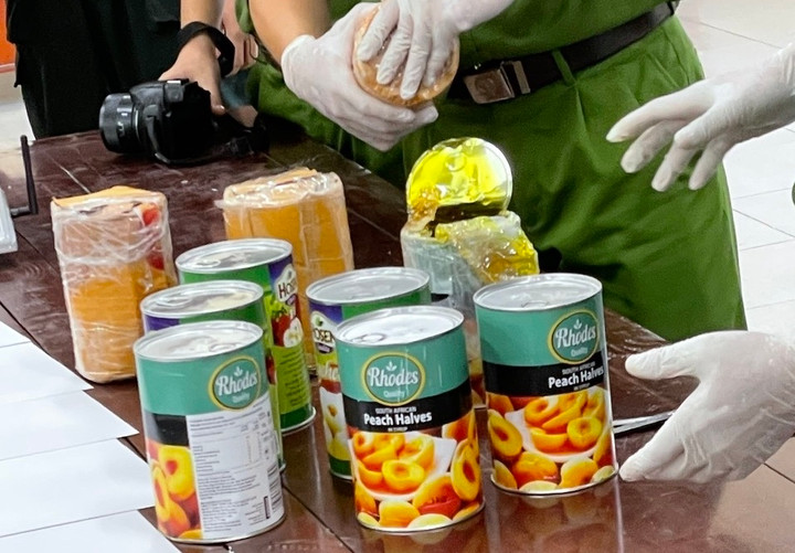 Cần sa được nguỵ trang bên trong các hộp đồ.