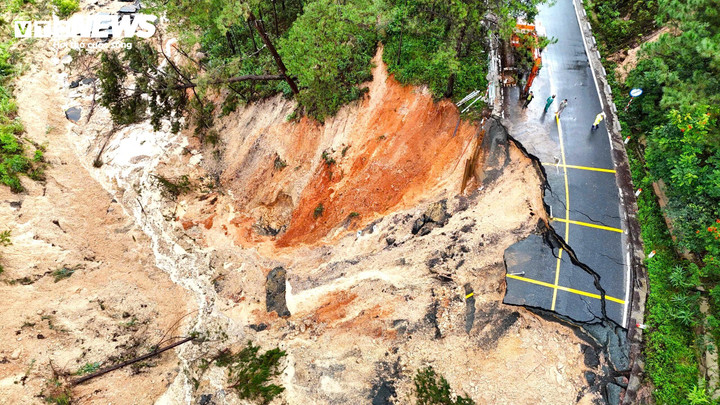 Sạt lở nghiêm trọng trên đèo Mimosa khiến giao thông qua đây tê liệt hoàn toàn.
