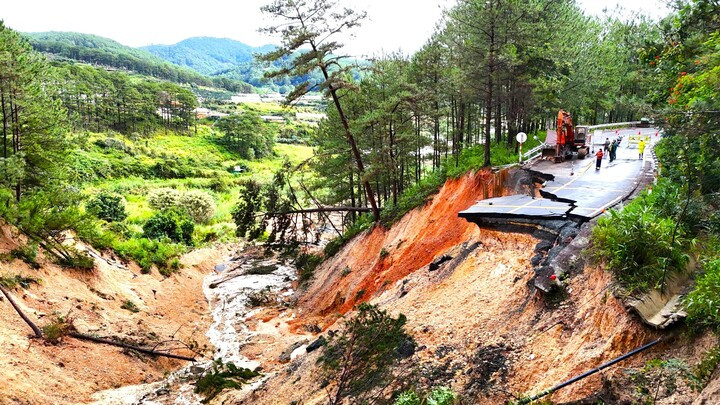 Sạt lở trên đèo Mimosa. (Ảnh: Thiên Trang)