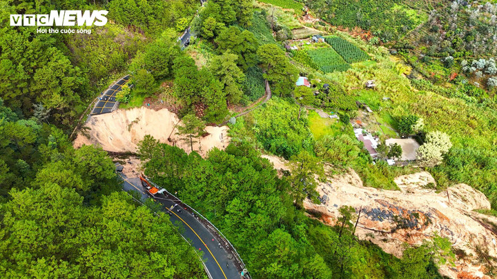 Đèo Mimosa bị sạt lở nghiêm trọng nên mọi con đường vào ra Đà Lạt đều đổ về đèo Tà Nung.