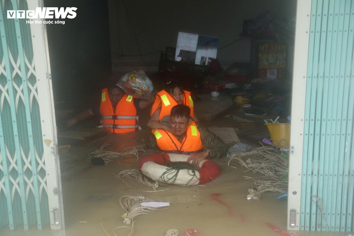 Công an, bộ đội dầm mình trong lũ, sơ tán hơn 17.000 người dân ở Gia Lai - 13