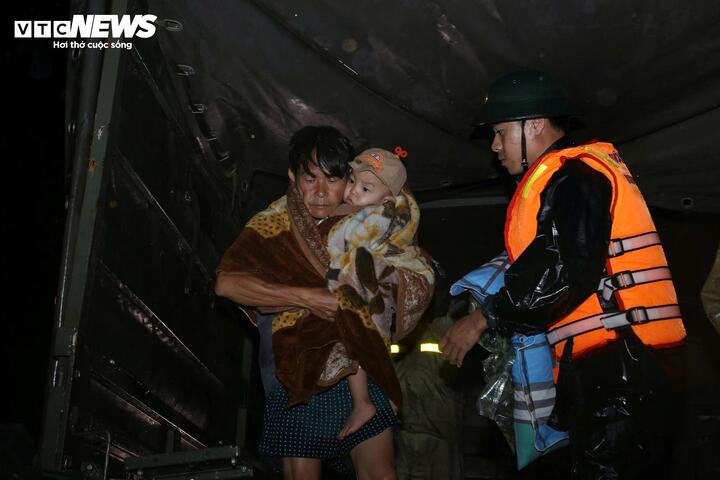 Công an, bộ đội dầm mình trong lũ, sơ tán hơn 17.000 người dân ở Gia Lai - 7