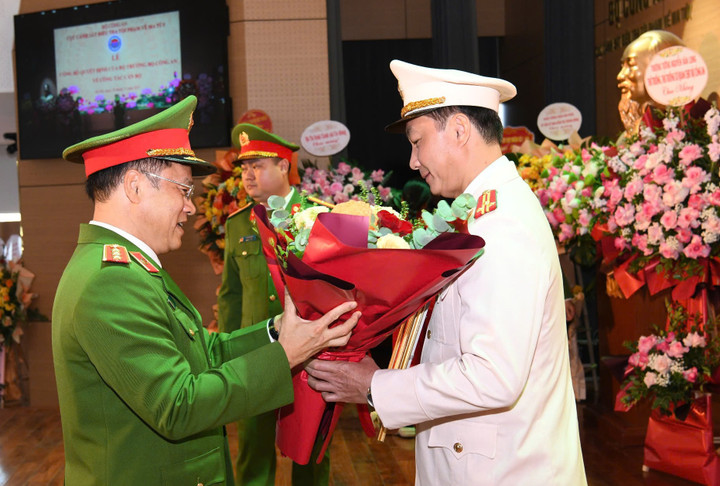 Thứ trưởng Nguyễn Văn Long trao quyết định của Bộ trưởng Bộ Công an cho Thượng tá Bùi Duy Hưng.