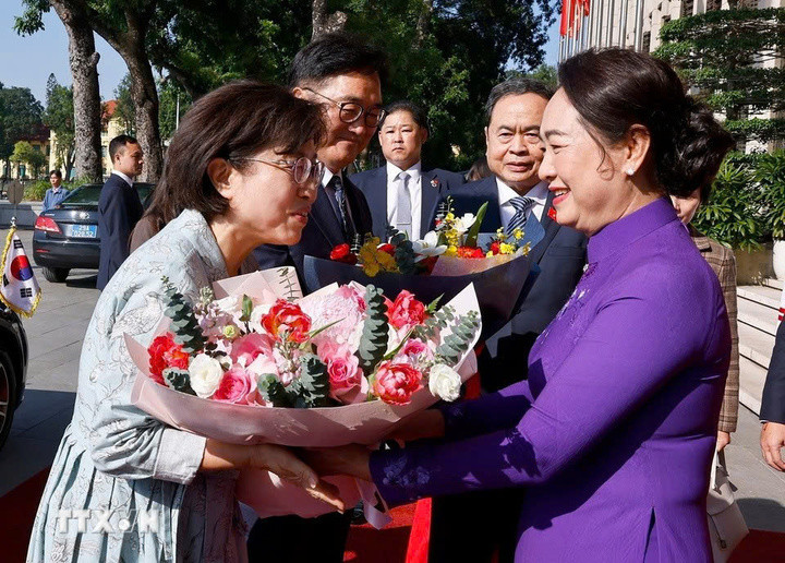 Chủ tịch Quốc hội Trần Thanh Mẫn và Phu nhân chủ trì lễ đón Chủ tịch Quốc hội Đại Hàn Dân Quốc Woo Won-shik và Phu nhân thăm chính thức Việt Nam. (Ảnh: Doãn Tấn/TTXVN)