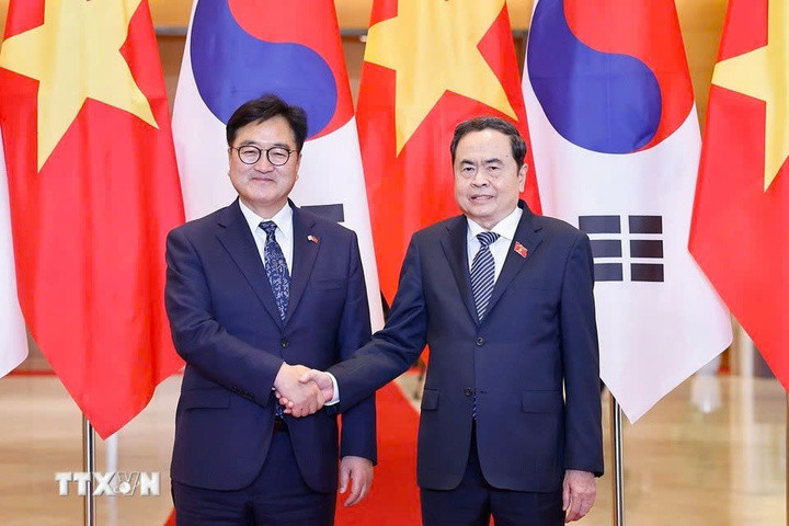 Chủ tịch Quốc hội Trần Thanh Mẫn và Phu nhân chủ trì lễ đón Chủ tịch Quốc hội Đại Hàn Dân Quốc Woo Won-shik và Phu nhân thăm chính thức Việt Nam. (Ảnh: Doãn Tấn/TTXVN)