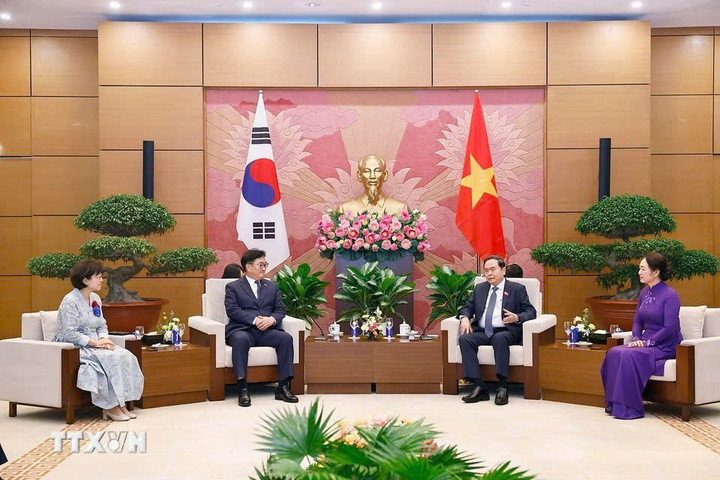 Chủ tịch Quốc hội Trần Thanh Mẫn và Phu nhân tiếp riêng Chủ tịch Quốc hội Đại Hàn Dân Quốc Woo Won-shik và Phu nhân. (Ảnh: Doãn Tấn/TTXVN)