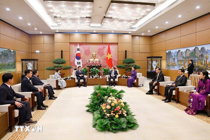 Chủ tịch Quốc hội Trần Thanh Mẫn và Phu nhân tiếp riêng Chủ tịch Quốc hội Đại Hàn Dân Quốc Woo Won-shik và Phu nhân. (Ảnh: Doãn Tấn/TTXVN)