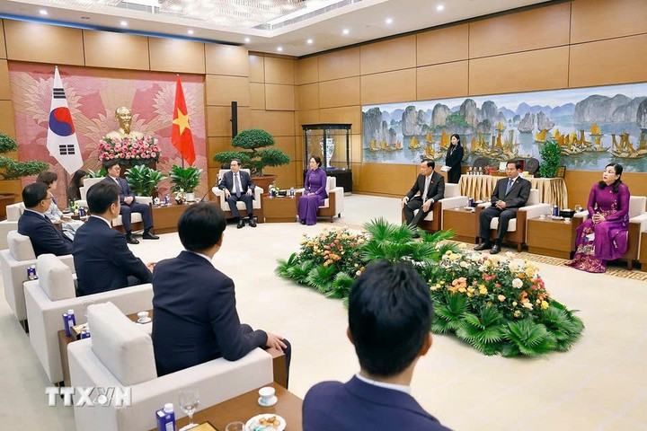 Chủ tịch Quốc hội Trần Thanh Mẫn và Phu nhân tiếp riêng Chủ tịch Quốc hội Đại Hàn Dân Quốc Woo Won-shik và Phu nhân. (Ảnh: Doãn Tấn/TTXVN)