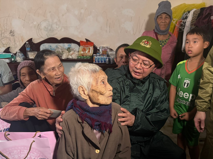 Phó Thủ tướng Hồ Quốc Dũng thăm hỏi người dân ở các khu vực ngập sâu thuộc xã Diên Khánh. (Ảnh: VGP/Gia Huy)