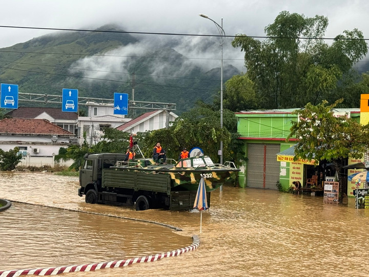 Lực lượng chức năng và chính quyền cơ sở triển khai các biện pháp bảo đảm an toàn cho người dân. (Ảnh: VGP/Gia Huy)