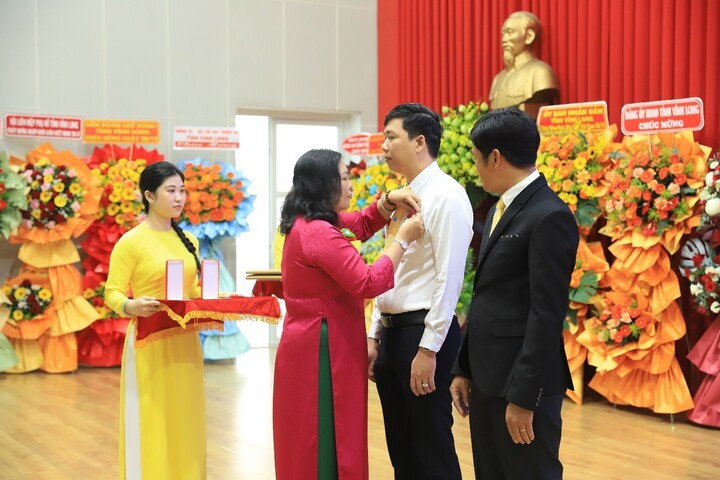 Individu menerima Sijil Merit dan Pingat Buruh daripada Perdana Menteri.
