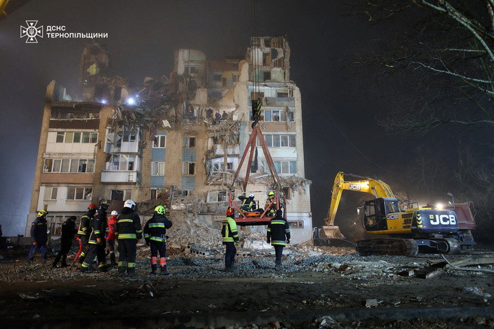 Hiện trường đống đổ nát của tòa chung cư tại Ternopil, Ukraine, sau khi bị tên lửa Nga tấn công ngày 20/11/2025. (Ảnh: Cơ quan Cứu hộ Khẩn cấp Nhà nước Ukraine tại vùng Ternopil/REUTERS)