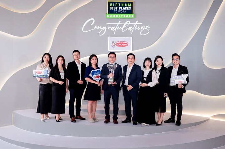 Tập thể Acecook Việt Nam vinh dự nhận giải tại chương trình, đây là năm thứ 10 công ty có mặt trong bảng xếp hạng.