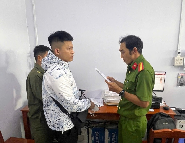 Lực lượng Công an kiểm tra thông tin Đặng Trần Phúc. (Ảnh: CACC)