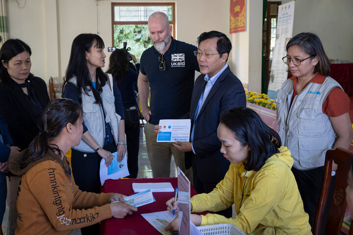 Bí thư Thứ nhất phụ trách Khí hậu và Thiên nhiên - Đại sứ quán Anh, Fergus McBean, trao tiền hỗ trợ cho các hộ gia đình bị ảnh hưởng bởi bão lũ vừa qua tại Lạng Sơn. (Ảnh: UNICEF)