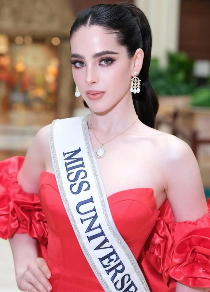 Tân hoa hậu hiện là người mẫu kiêm nhà thiết kế thời trang, tốt nghiệp Đại học Universidad Iberoamericana ngành thiết kế thời trang và may mặc.