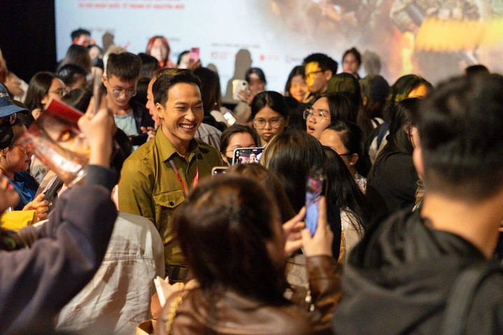 Dàn diễn viên hạnh phúc vì nhận được nhiều tình cảm của khán giả.