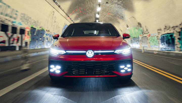 Volkswagen GTI và R thoả mãn cả nhu cầu thể thao lẫn tiện nghi. (Ảnh: Mototrend)