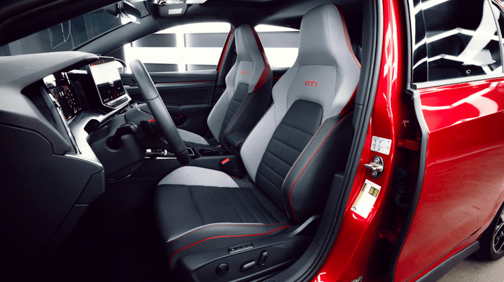 Hệ thống buồng lái được tích hợp nhiều công nghệ tiện ích, kết nối thông minh với màn hình lớn. (Ảnh: Mototrend)