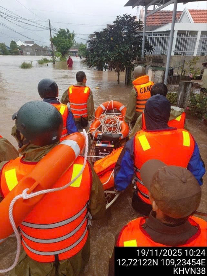 Technici společnosti MobiFone reagovali na incident v Khanh Hoa. (Foto: MobiFone)