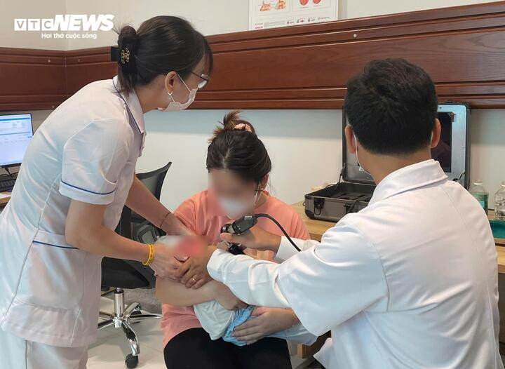 Bác sĩ Bệnh viện Nhi Hà Nội kiểm tra sức khoẻ trẻ nhỏ. (Ảnh: Như Loan)
