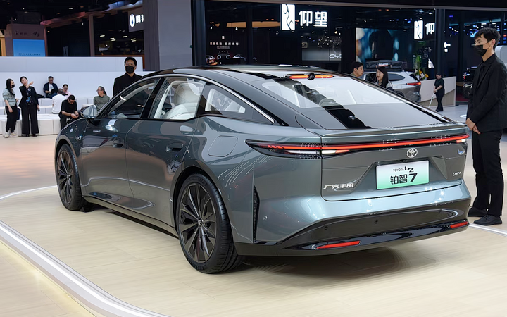 Cụm đèn hậu dạng xuyên suốt kết hợp cánh gió phía trên và các khe thoát gió ở cản sau. (Ảnh: CNC)