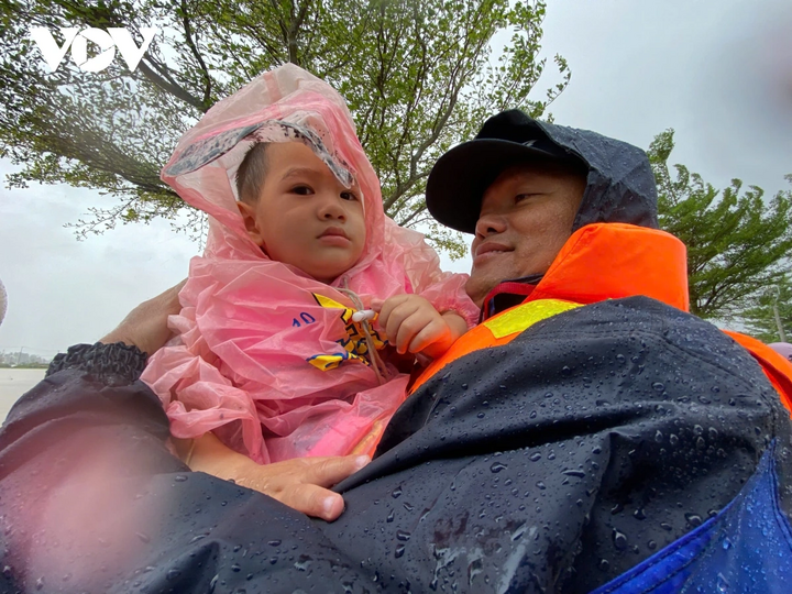 Các em đã an toàn trong vòng tay của lực lượng chức năng.