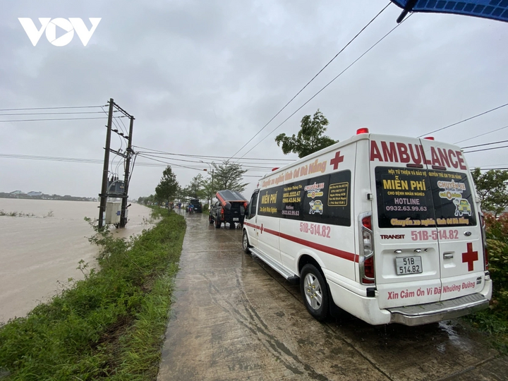 Các lực lượng chức năng và nhiều cá nhân, tổ chức đang tập trung tối đa người và phương tiện để nỗ lực cứu hộ, cứu nạn bà con vùng ngập lụt nghiêm trọng.